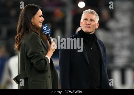 Sinsheim, Deutschland. Oktober 2025. Fußball: WM-Qualifikation Europa, Deutschland - Luxemburg, Gruppenphase, Gruppe A, Spieltag 3, PreZero Arena, Fußball: WM-Qualifikation Europa, Deutschland - Luxemburg, Gruppenphase, Gruppe A, Spieltag 3, PreZero Arena, TV-Experte und ehemaliger Profifußballer Bastian Schweinsteiger (r) und ARD-Moderatorin Esther Sedlaczek stehen vor dem Spiel auf dem Spielfeld. Quelle: Federico Gambarini/dpa/Alamy Live News Stockfoto