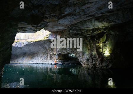Ruskeala Mountain Park Blick vom tief in eine Steinbruchhöhle mit Blick durch eine große Öffnung über das dunkle, reflektierende Wasser in Richtung Licht und Th Stockfoto