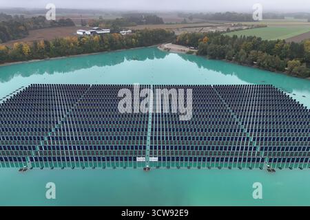 Weltpremiere in Bayern: Inbetriebnahme der schwimmenden PV-Anlage Skipp am 10. Oktober 2025 am Steinbruchsee Gilching. Solarfelder sollen die Energiewende vorantreiben. Das Skipp Float-Kraftwerk in Gilching ist die weltweit erste vertikal ausgerichtete, schwimmende PV-Anlage im industriellen Maßstab. Photovoltaikanlage, Solarzellen, Solarmodule, Solarpaneele, Solarenergie, Solarenergie, ? Stockfoto