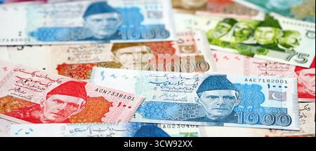 Pakistanische Rupien Banknoten. Die aktuellen pakistanischen Geldrechnungen liegen in großer Höhe auf dem Tisch. Das Konzept des Geschäfts und der Investitionen in Pakistan Stockfoto