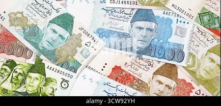Pakistanische Rupien Banknoten. Die aktuellen pakistanischen Geldrechnungen liegen in großer Höhe auf dem Tisch. Das Konzept des Geschäfts und der Investitionen in Pakistan Stockfoto