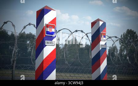 Grenzposten mit Flaggen von Kroatien und Serbien - 3D-Illustration Stockfoto