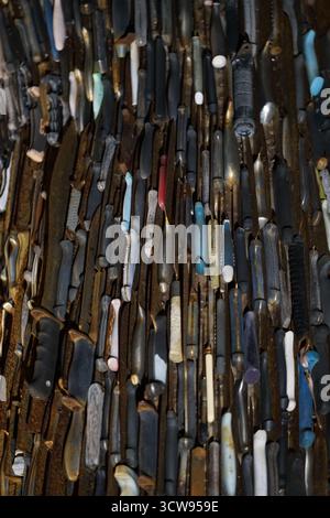 Die Skulptur „Knife Angel“ in Welwyn Garden City, England, Großbritannien. Es besteht aus über 100.000 Messern und Klingen. Stockfoto