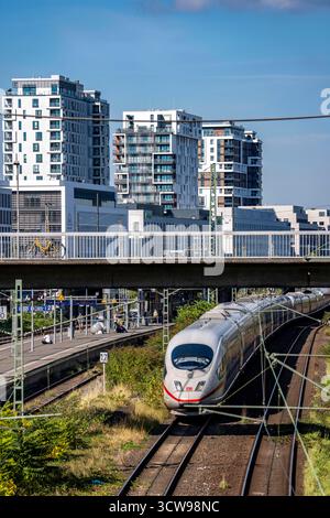 Bahnhof Wehrhahn, Bahnstrecke in Düsseldorf, entlang der Toulouser Allee, Wohngebiet, Bürogebäude, auf ehemaligen Bahnanlagen, Güterbahnhof Stockfoto