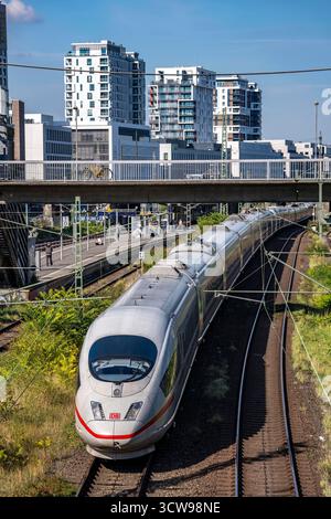 Bahnhof Wehrhahn, Bahnstrecke in Düsseldorf, entlang der Toulouser Allee, Wohngebiet, Bürogebäude, auf ehemaligen Bahnanlagen, Güterbahnhof Stockfoto