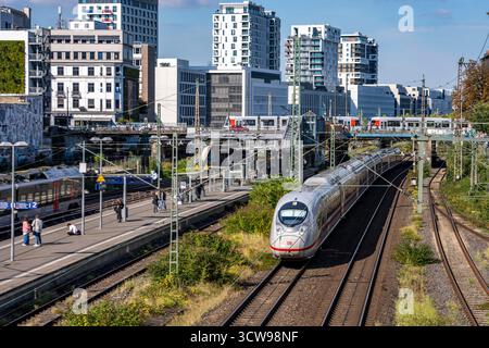Bahnhof Wehrhahn, Bahnstrecke in Düsseldorf, entlang der Toulouser Allee, Wohngebiet, Bürogebäude, auf ehemaligen Bahnanlagen, Güterbahnhof Stockfoto