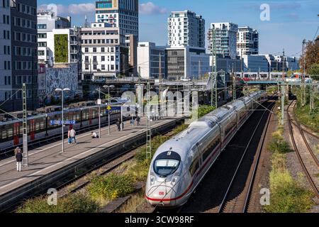 Bahnhof Wehrhahn, Bahnstrecke in Düsseldorf, entlang der Toulouser Allee, Wohngebiet, Bürogebäude, auf ehemaligen Bahnanlagen, Güterbahnhof Stockfoto