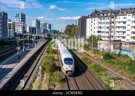 Bahnhof Wehrhahn, Bahnstrecke in Düsseldorf, entlang der Toulouser Allee, Wohngebiet, Bürogebäude, auf ehemaligen Bahnanlagen, Güterbahnhof Stockfoto
