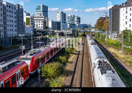 Bahnhof Wehrhahn, Bahnstrecke in Düsseldorf, entlang der Toulouser Allee, Wohngebiet, Bürogebäude, auf ehemaligen Bahnanlagen, Güterbahnhof Stockfoto