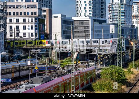 Bahnhof Wehrhahn, Bahnstrecke in Düsseldorf, entlang der Toulouser Allee, Wohngebiet, Bürogebäude, auf dem ehemaligen Bahngelände, Güterbahnhof, Stockfoto