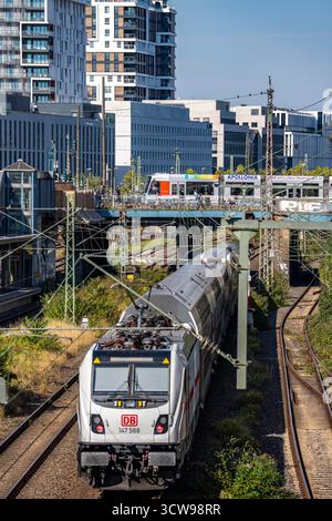 Bahnhof Wehrhahn, Bahnstrecke in Düsseldorf, entlang der Toulouser Allee, Wohngebiet, Bürogebäude, auf dem ehemaligen Bahngelände, Güterbahnhof, Stockfoto