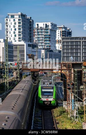 Bahnhof Wehrhahn, Bahnstrecke in Düsseldorf, entlang der Toulouser Allee, Wohngebiet, Bürogebäude, auf ehemaligen Bahnanlagen, Güterbahnhof Stockfoto