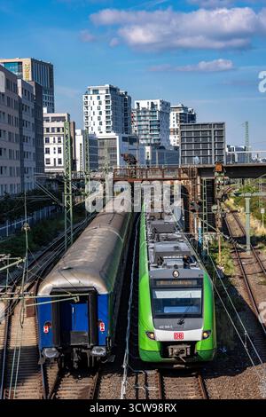 Bahnhof Wehrhahn, Bahnstrecke in Düsseldorf, entlang der Toulouser Allee, Wohngebiet, Bürogebäude, auf ehemaligen Bahnanlagen, Güterbahnhof Stockfoto