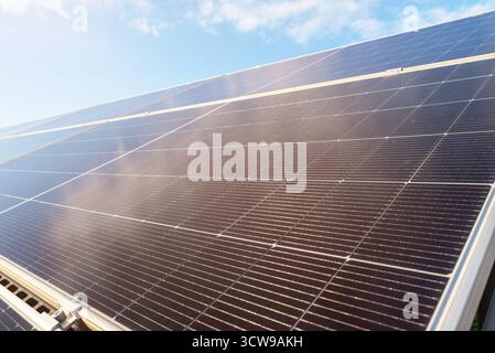 Nahaufnahme von Photovoltaik-Solarpaneelen, die unter hellem Tageslicht erneuerbare Energie erzeugen Stockfoto
