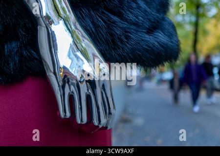 Nahaufnahme einer glänzenden Schaufensterpuppe mit Pelzbekleidung, die Mode, Technologie und Mensch-Roboter-Interaktion symbolisiert. Stockfoto