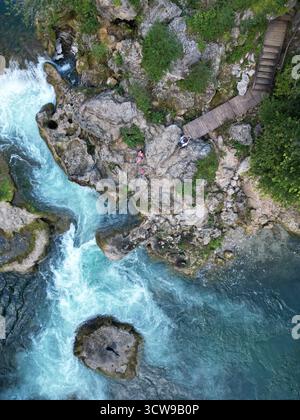 Štrbački buk Wasserfall am Fluss Una, Una Nationalpark, Bihać, Bosnien und Herzegowina - dramatische Travertinkaskade und smaragdgrüne Gewässer. Stockfoto