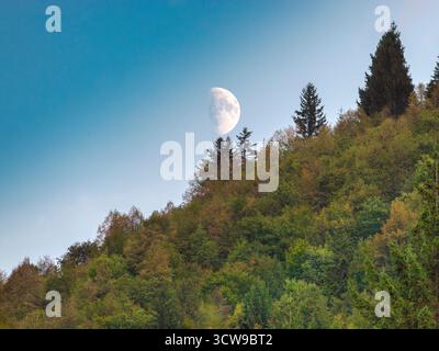 Abstrakte Interpretationen von Bosnien und Herzegowina – Farbe, Textur und Form inspiriert von natürlichen und kulturellen Landschaften. Stockfoto