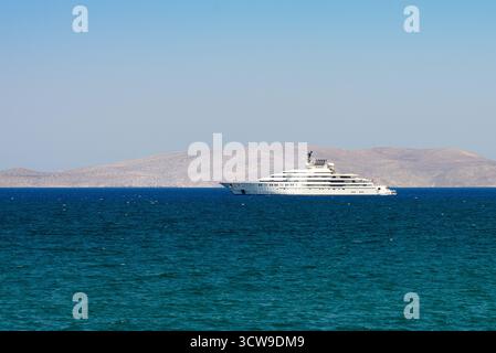 Heraklion, Kreta, Griechenland, 20. August. 2025. Mega Yacht Opera im Besitz von Scheich Abdullah bin Zayed Al Nahyan, Abu Dhabi Royal Family, vor Anker Stockfoto