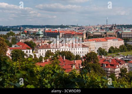 Prag, Tschechisch - 22. August 2013 - Panoramablick auf prag mit historischer Architektur und roten Dächern. Stockfoto