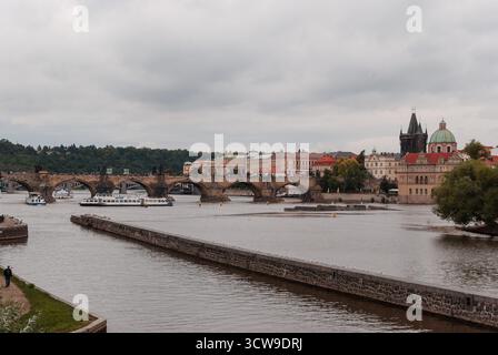 Prag, Tschechisch - 22. August 2013 - malerischer Blick auf die karlsbrücke und die moldau in prag. Stockfoto