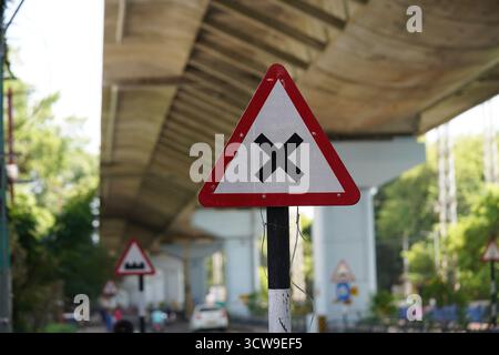 Helles und klares Bild des Wegweisers auf einer Straße in einer Stadt Stockfoto