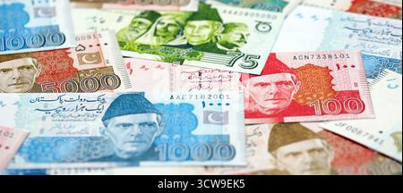 Pakistanische Rupien Banknoten. Die aktuellen pakistanischen Geldrechnungen liegen in großer Höhe auf dem Tisch. Das Konzept des Geschäfts und der Investitionen in Pakistan Stockfoto