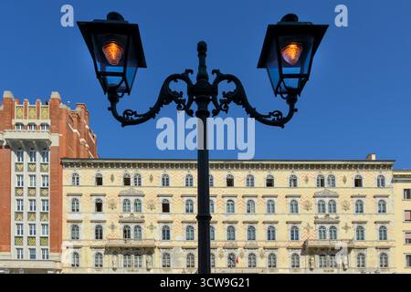Laternen entlang der Via Vincenzo Bellini am Canal Grande Trieste in Triest, Italien Stockfoto
