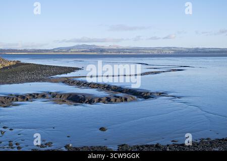 Blick über den Firth of Forth nach Fife vom John Muir Way Wanderweg in Bo'ness, West Lothian, Schottland. Stockfoto