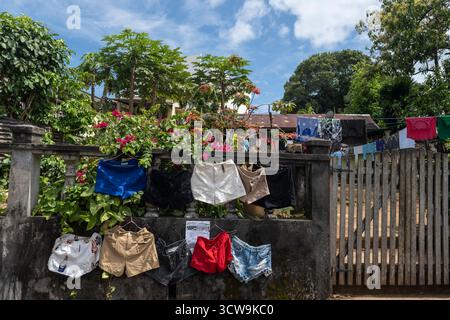 Die Händler verkaufen Obst, Gemüse und handgemachte Waren auf dem lokalen Markt in der Île Sainte-Marie (Nosy Boraha), Madagaskar. Dieser farbenfrohe Inselmarkt ist es Stockfoto