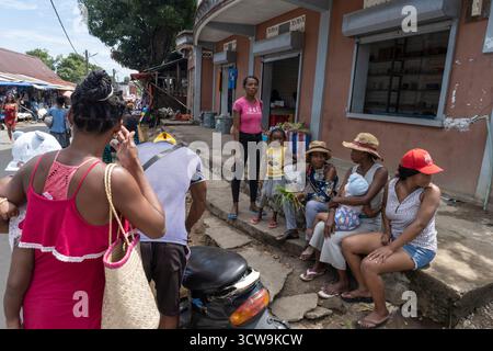 Die Händler verkaufen Obst, Gemüse und handgemachte Waren auf dem lokalen Markt in der Île Sainte-Marie (Nosy Boraha), Madagaskar. Dieser farbenfrohe Inselmarkt ist es Stockfoto