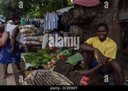 Die Händler verkaufen Obst, Gemüse und handgemachte Waren auf dem lokalen Markt in der Île Sainte-Marie (Nosy Boraha), Madagaskar. Dieser farbenfrohe Inselmarkt ist es Stockfoto
