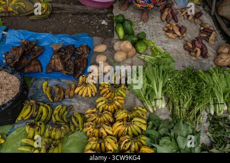 Die Händler verkaufen Obst, Gemüse und handgemachte Waren auf dem lokalen Markt in der Île Sainte-Marie (Nosy Boraha), Madagaskar. Dieser farbenfrohe Inselmarkt ist es Stockfoto