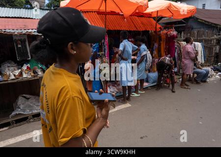 Die Händler verkaufen Obst, Gemüse und handgemachte Waren auf dem lokalen Markt in der Île Sainte-Marie (Nosy Boraha), Madagaskar. Dieser farbenfrohe Inselmarkt ist es Stockfoto