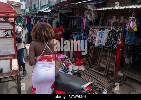Die Händler verkaufen Obst, Gemüse und handgemachte Waren auf dem lokalen Markt in der Île Sainte-Marie (Nosy Boraha), Madagaskar. Dieser farbenfrohe Inselmarkt ist es Stockfoto