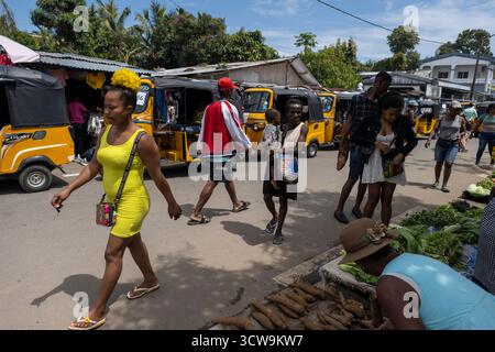 Die Händler verkaufen Obst, Gemüse und handgemachte Waren auf dem lokalen Markt in der Île Sainte-Marie (Nosy Boraha), Madagaskar. Dieser farbenfrohe Inselmarkt ist es Stockfoto