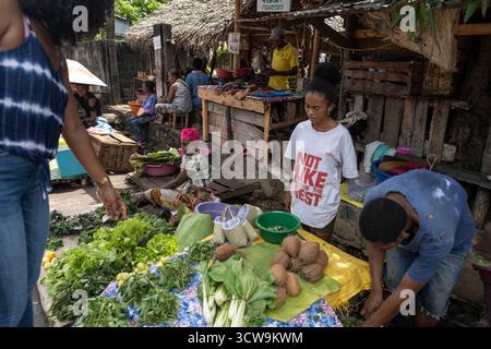 Die Händler verkaufen Obst, Gemüse und handgemachte Waren auf dem lokalen Markt in der Île Sainte-Marie (Nosy Boraha), Madagaskar. Dieser farbenfrohe Inselmarkt ist es Stockfoto