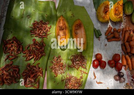 Die Händler verkaufen Obst, Gemüse und handgemachte Waren auf dem lokalen Markt in der Île Sainte-Marie (Nosy Boraha), Madagaskar. Dieser farbenfrohe Inselmarkt ist es Stockfoto