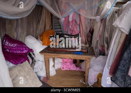 Die Händler verkaufen Obst, Gemüse und handgemachte Waren auf dem lokalen Markt in der Île Sainte-Marie (Nosy Boraha), Madagaskar. Dieser farbenfrohe Inselmarkt ist es Stockfoto