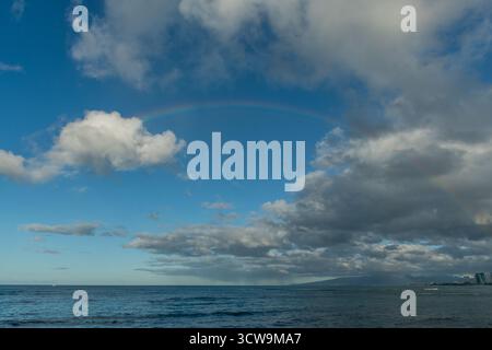 Wunderschöner Regenbogen bei Sonnenaufgang über Waikiki Beach, Honolulu, Oahu, Hawaii Stockfoto