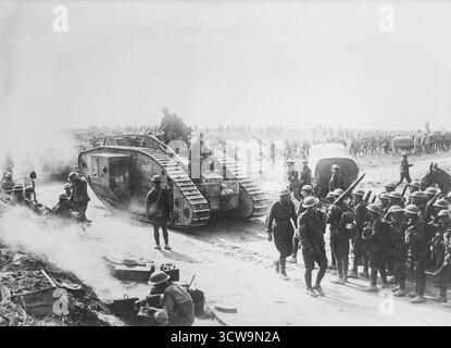 Britische Truppen und ein Mark V-Panzer rücken im August 1918 auf die deutsche Stadt Bapaume, Frankreich, vor. Diese Offensive war Teil der zweiten Schlacht an der Somme, einer entscheidenden Phase der hunderttägigen Offensive, die schließlich zum Ende des Ersten Weltkriegs führte. Das Foto zeigt das Ausmaß des Industriekrieges, indem Infanterie mit frühen gepanzerten Fahrzeugen kombiniert wurde, um die Abwehr von Gräben zu durchbrechen. Stockfoto