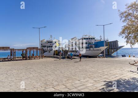 Kreta, Griechenland - 18. Oktober 2024: ANENDYK Fähre im Hafen von Agia Roumeli, südkretisches griechisches Inseldorf Stockfoto