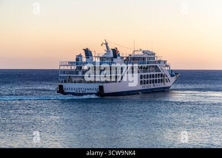 Kreta, Griechenland - 18. Oktober 2024: ANENDYK Ferry Daskalogiannis Segeln bei Sonnenuntergang Südkreta, Griechenland. Stockfoto