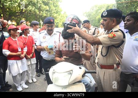 NEW DELHI, INDIEN – 10. OKTOBER: Ajay Chaudhry, Special Commissioner of Police/Traffic Management Division, Zone II, nimmt an der Fahrt Teil und interagiert mit Motorradfahrern, um das Bewusstsein für die Bedeutung des korrekten Einschließens des Helms am Gold Dak Khana Circle am 10. Oktober 2025 in Neu-Delhi, Indien, zu wecken. Foto von Sonu Mehta/Hindustan Times Delhi Police Awareness Campaign über die Wichtigkeit des korrekten Einschließens des Helms Stockfoto