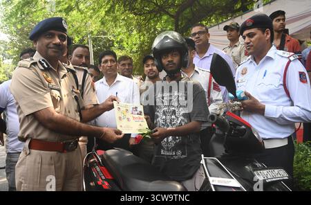 NEW DELHI, INDIEN – 10. OKTOBER: Ajay Chaudhry, Special Commissioner of Police/Traffic Management Division, Zone II, nimmt an der Fahrt Teil und interagiert mit Motorradfahrern, um das Bewusstsein für die Bedeutung des korrekten Einschließens des Helms am Gold Dak Khana Circle am 10. Oktober 2025 in Neu-Delhi, Indien, zu wecken. Foto von Sonu Mehta/Hindustan Times Delhi Police Awareness Campaign über die Wichtigkeit des korrekten Einschließens des Helms Stockfoto