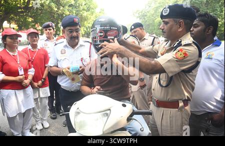 NEW DELHI, INDIEN – 10. OKTOBER: Ajay Chaudhry, Special Commissioner of Police/Traffic Management Division, Zone II, nimmt an der Fahrt Teil und interagiert mit Motorradfahrern, um das Bewusstsein für die Bedeutung des korrekten Einschließens des Helms am Gold Dak Khana Circle am 10. Oktober 2025 in Neu-Delhi, Indien, zu wecken. Foto von Sonu Mehta/Hindustan Times Delhi Police Awareness Campaign über die Wichtigkeit des korrekten Einschließens des Helms Stockfoto
