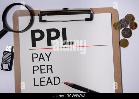 Das Konzept des Wortes PPC oder Pay per Click hat einen gelben Hintergrund. Stockfoto