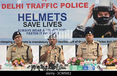 Neu-Delhi, Indien. Oktober 2025. NEW DELHI, INDIEN – 10. OKTOBER: Ajay Chaudhry, Sonderkommissar der Polizei/Verkehrsmanagement-Abteilung, Zone II und andere Polizeibeamte sprechen nach der Fahrt an den Medien und interagieren mit Motorradfahrern, um ein Bewusstsein für die Wichtigkeit des korrekten Einschließens des Helms am Gold Dak Khana Circle am 10. Oktober 2025 in Neu-Delhi, Indien, zu schaffen. (Foto: Sonu Mehta/Hindustan Times/SIPA USA) Credit: SIPA USA/Alamy Live News Stockfoto