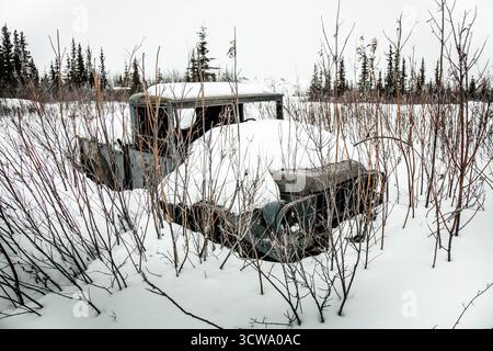 Verlassener Vintage-Truck, der im Schnee vergraben ist Stockfoto