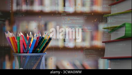 Mit Metallgitterhalter mit farbigen Bleistiften neben Büchern in der Bibliothek mit Code-Overlay Stockfoto