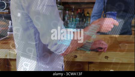 Der Barista mit Schürze an der Coffee-Shop-Theke mit Datenüberlagerungen überreicht Stockfoto